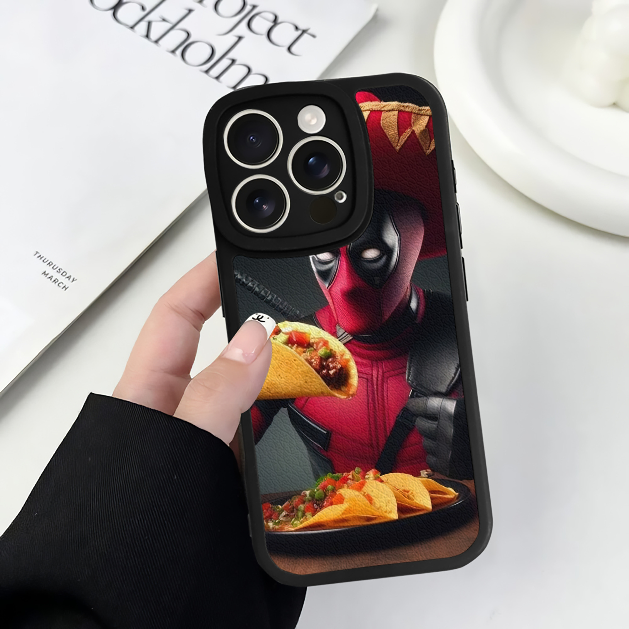 （画像用） Deadpool デッドプール 【iPhone 16シリーズ対応】シリコンスマホケース（レザー調） 材質：シリコン